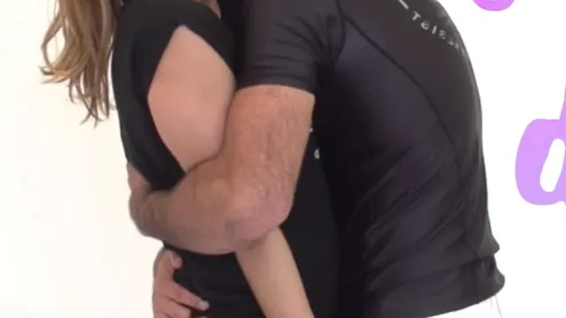Abrazo por detrás — demostración