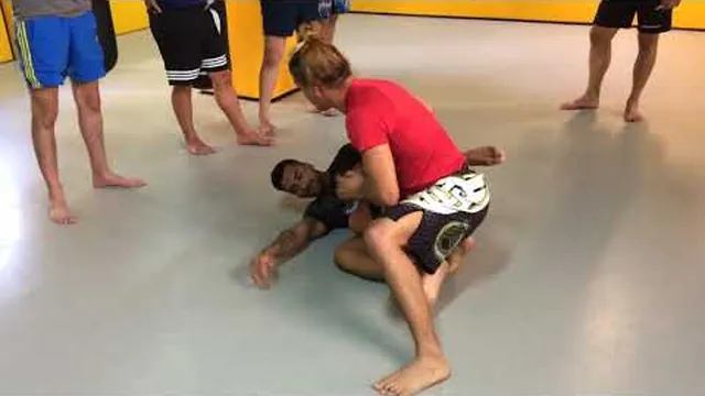 Pase de rodilla (knee cut) — demostración