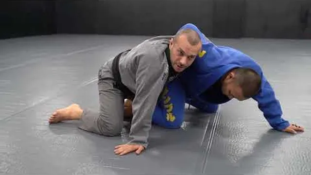 Barrida de underhook desde media guardia — demostración