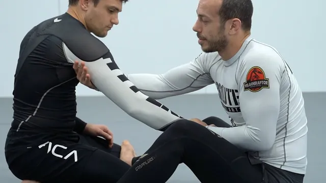 Jalón de brazo a la espalda — demostración